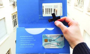 Естонці отримують ID-карту з 15 років. Вона містить чіп, на якому зберігаються особисті дані власника. Щоб скористатися картою, її потрібно вставити в зчитувальний пристрій, підключити до комп’ютера та ввести пін-код