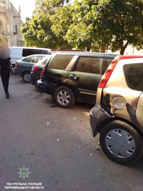 У Чернівцях водій Lada 2107 протаранив паркан та 9 автомобілів.Був напідпитку.  З місця аварії втік