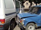В Черновцах водитель Lada 2107 протаранил забор и 9 автомобилив.Був навеселе. С места аварии скрылся