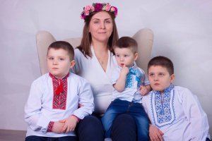 Тетяна Родіна сидить із синами Михайлом, Григорієм і Андрієм (зліва направо). 10 років працювала бухгалтером і фінансистом