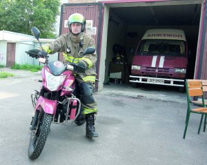 Командир добровольчої пожежної бригади ”Штурм” Андрій Макаров виїхав мотоциклом із гаража на базі в Борисполі. Технікою та спецодягом добровольцям допомагають люди