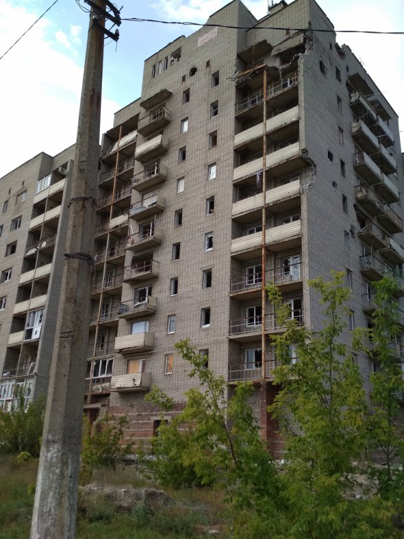 Из девятиэтажки видно окраины Донецка. По ней стреляют снайперы