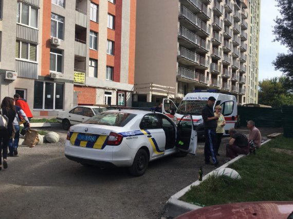 В Киеве на улице Клавдиевской балконная ограда упала на 66-летнюю женщину. Она погибла мгновенно