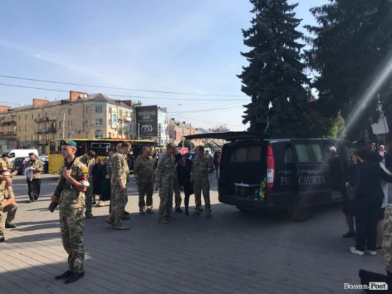 У Луцьку поховали бійця Юрія Лавренчука, який загинув у Іловайському котлі. Боєць вважався зниклим безвісти із серпня 2014 року