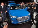 Audi офіційно презентувала перший   Audi запустили у виробництво електричний кросовер серійний електричний автомобіль – E-tron. Фото: ТСН