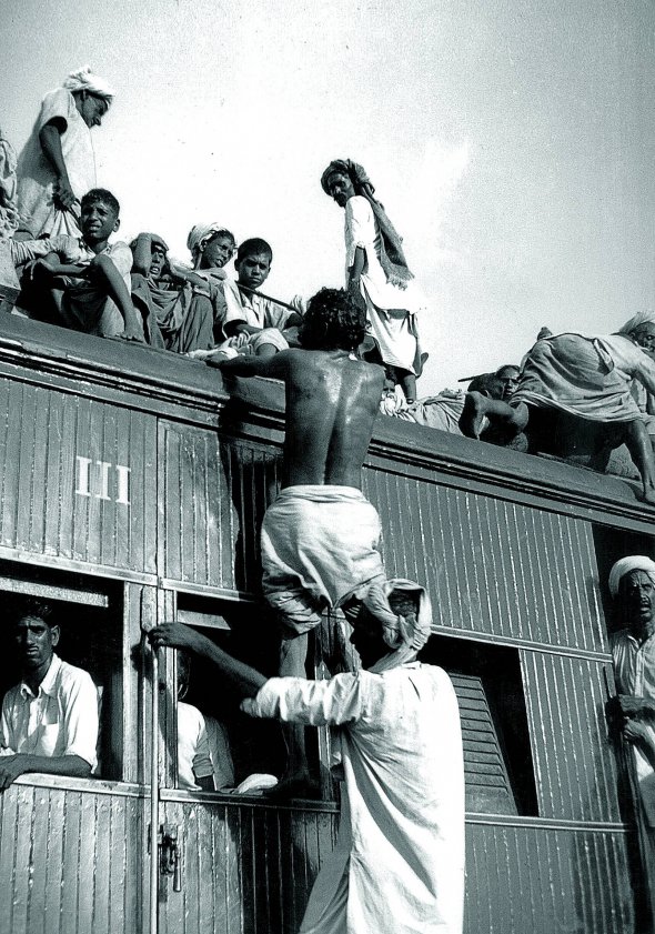 Жителі індійського міста Нью-Делі сідають на поїзд, що прямує до Пакистану 26 вересня 1947 року. Ця мусульманська країна щойно відділилася від Індії. Але залишилася спірна територія – князівство Кашмір. Індуси почали вбивати мусульман. Ті масово виїжджали з країни. У протистоянні загинули близько мільйона осіб