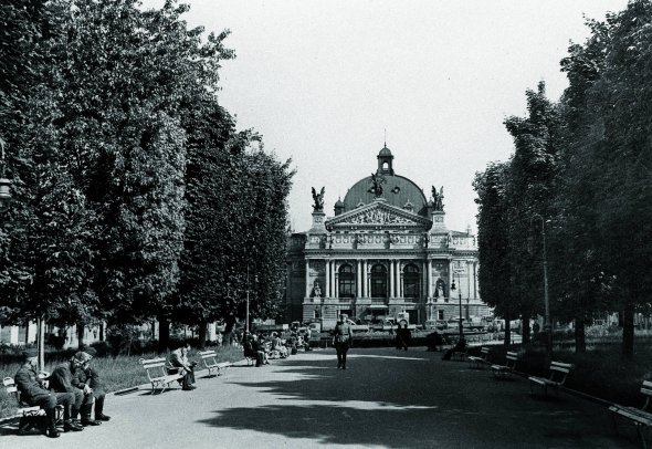 Будинок Львівського оперного театру, 1943 рік. Під час окупації міста нацистами в червні 1941-го – березні 1943 року тут дали 500 вистав німецькою й українською мовами. Найпопулярнішою серед німців була оперета ”Циганський барон” – її показували 34 рази. Серед українців – драма ”Тріумф прокурора Дальського”, 27 вистав