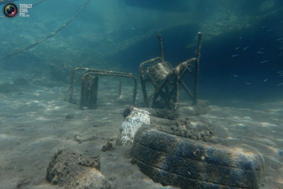 Два металлические стулья нашли у пляжа греческого Тасоса