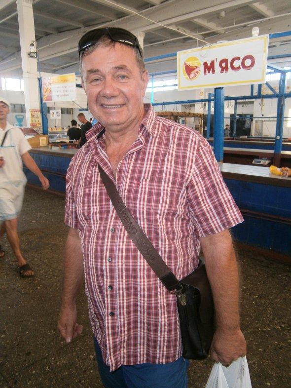 Валерій Панасенко придбав 3 кілограми миргородського сала. Хоче пригостити родичів у Запорізькій області