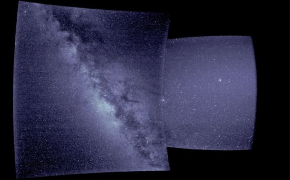 На изображении два снимка, так как аппарат WISPR состоит из двух телескопов