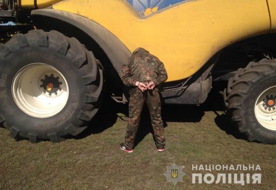 В Кировоградской области неизвестные в балаклавах пытались захватить агропредприятие и повредили сельскохозяйственную технику