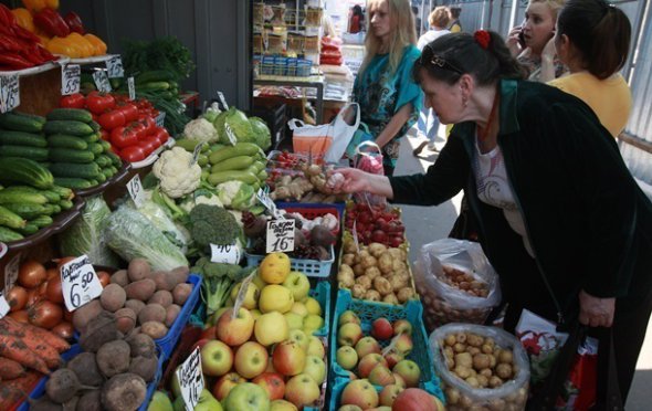 Украинцы тратят на еду почти половину собственных доходов. Ежемесячно среднестатистическая семья из Киева покупает продуктов и товаров повседневного спроса примерно на 3,14 тыс. грн. Это чуть больше 92 евро.