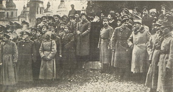 Михайла Грушевського та Симона Петлюри в оточенні старшин. Киїів, жовтень 1917 року