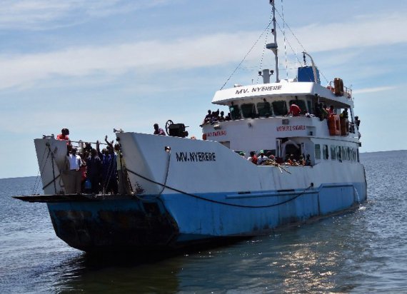 Паром MV Nyerere перевернулся после обеда в четверг