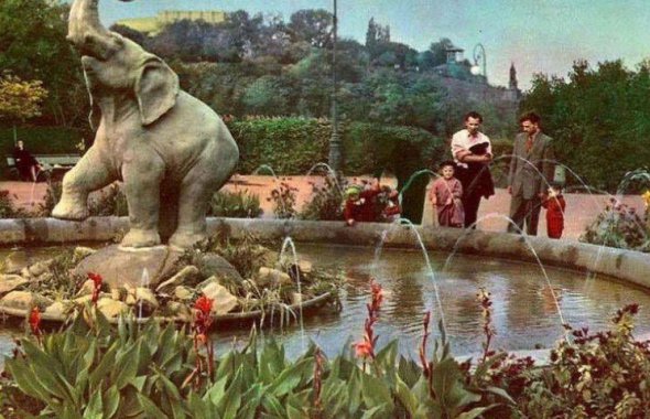 Бронзовый слоненок является копией снесенного фонтана