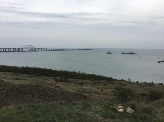 Українським кораблям "Донбас" та "Корець" вдалося пройти через російську блокаду біля Керченського мосту. Судна направляються з Одеси в Бердянськ