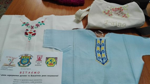 Волонтеры вышивают рубашки новорожденным и дарят ко Дню вышиванки в городе и селах