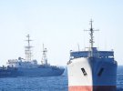 Разведывательный корабль Российской Федерации "Приазовье" совершил чрезмерное сближение с украинскими судами на дистанцию 2-х кабельтов (1 кабельтов - 186 м)