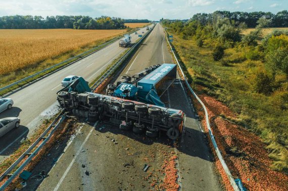 Фура з молоком врізалася у вантажівку, яка перевозила яблука. 