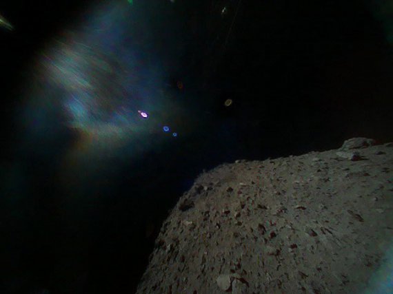 Роботи сфотографували астероїд