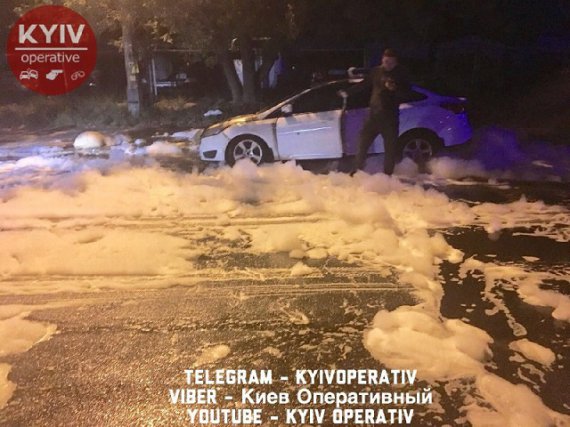На ул. Регенераторной в Киеве мужчина положил под авто неизвестный предмет. Через секунду раздался взрыв и авто загорелось