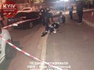 На вул. Регенераторній в Києві чоловік поклав під авто невідомий предмет. За секунду пролунав вибух і авто загорілося