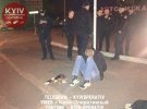 На ул. Регенераторной в Киеве мужчина положил под авто неизвестный предмет. Через секунду раздался взрыв и авто загорелось