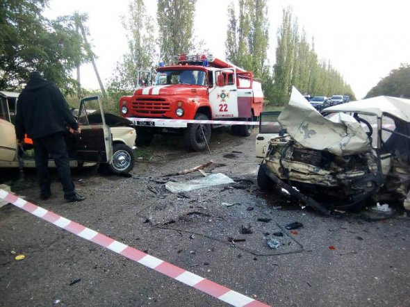 Бiля села Березуватка Устинiвського району на Кіровоградщині   зіткнулися два автомобіля «ВАЗ». Троє людей загинуло, ще троє отримали травми