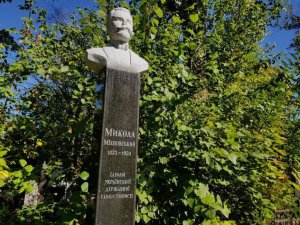 Разбили бюст Николая Михновского - в сети распространяются возмущены сообщения