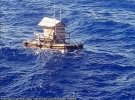 19-летний Алди Новелл Адиланг 7 недель дрейфовал в океане на своей плавучей хижине