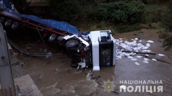 Близ села Солочин Свалявского района Закарпатья грузовик Renault Magnum слетела с моста. Погиб 56-летний водитель