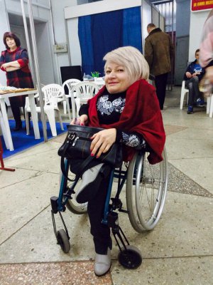 Раїса Панасюк із дитинства пересувалася на інвалідному візку. Страждала на міопатію — спадкове захворювання м’язів, що призводить до їх атрофії