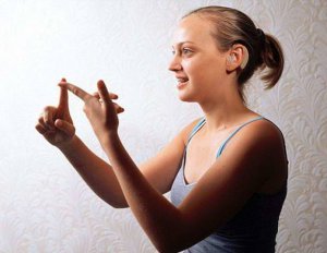 Люди з порушенням слуху в Україні спілкуються українською жестовою мовою (УЖМ). Фото: geers