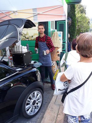 Микола Рой продає каву на вулиці в польському місті Криниця-Здруй. Порція напою коштує чотири злотих — 30 гривень. Також українець має кіоск із морозивом