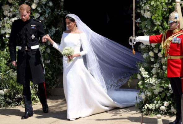 Меган Маркл сделала сюрприз принцу Гарри в день свадьбы. На фате были вышиты 53 цветка, символизирующие страны королевского Содружества наций