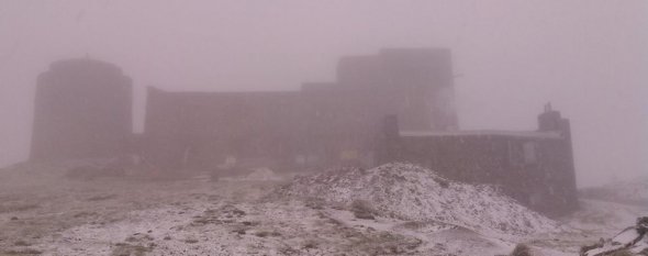 В украинских Карпатах на горе Поп Иван Черногорский   выпал первый снег.