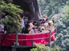 У Китаї відкрили незвичайний ресторан на скелі. Фото: ecns.cn