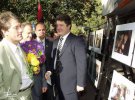 Нардеп Порошенко 2004-го відвідує фотовиставку, наступного року він очолить РНБО