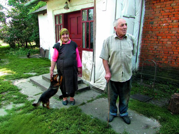 Станіслава й Михайло Чорні стоять біля своєї хати на хуторі Мартинівка. Його зруйнували під час війни. Радянська влада не дозволяла тут розбудовуватися. Людей намагалися виселити. Подружжя свою хату зводило вночі