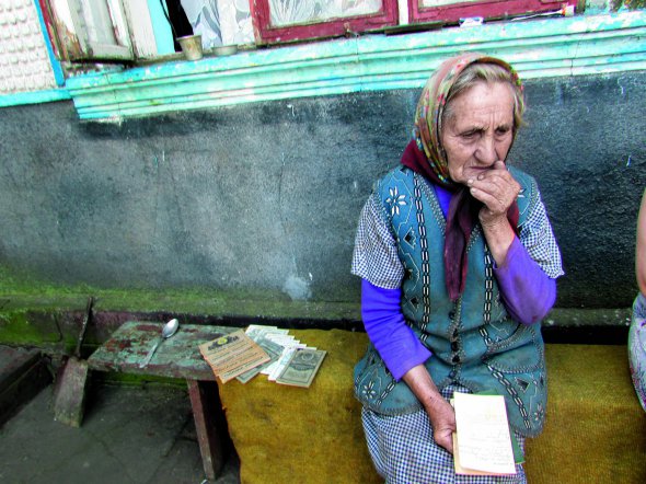 Ольга Мороз показує свої радянські ощадні книжки. На них залишилися 29 тисяч карбованців