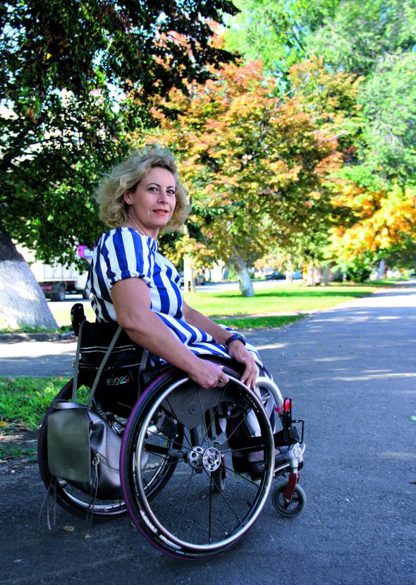 Олена АКОПЯН , 48 років, спортсменка, паралімпійська чемпіонка. Народилася 4 жовтня 1969-го в місті Єнакієве Донецької області. Мати – музикант, батько – шахтар, помер 2002-го від серцевого нападу. У 14 років грабіжник ножем вдарив у спину. Після цього стала пересуватися в інвалідному візку. ”Довго шукала відповіді, чому це сталося саме зі мною. Одні говорили, що діти розплачуються за гріхи батьків, інші – що це діти вже встигли нагрішити. Мені одне пояснення прийшлося до душі: Бог мітить найкращих. І я вибачила свого кривдника”. Закінчила Бєлгородське музичне училище імені Степана Дегтярьова в Росії та Дніпропетровський інститут фізичної культури і спорту. П’ять разів брала участь у Паралімпійських іграх. 1996-го в Атланті, США, здобула три срібні медалі з плавання. 1998-го в японському Нагано стала бронзовою призеркою з біатлону й лижних гонок. 2000-го в австралійському Сіднеї виборола три срібні нагороди з плавання. За чотири роки стала чемпіонкою в цьому виді спорту в грецьких Афінах. 2008-го отримала бронзову медаль з плавання на Паралімпіаді в Пекіні. Після цього завершила спортивну кар’єру. Заслужений майстер спорту. Працює тренером в реабілітаційному центрі Київської обласної лікарні та спортивним коментатором на телебаченні. Розлучена. Виховує дітей – 8-річних Єгора і Мар’яну. ”Мрію пройтися на підборах. По-доброму заздрю тим, хто може це зробити. Іноді взуваю туфлі на каблуках, але в них лише сиджу”