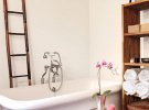 Навіть маленьку ванну кімнату можна оформити так, щоб вона відображала індивідуальність власників помешкання.
