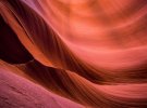 Стены каньона Антилопы состоят из песчаника, который имеет различные цвета и оттенки