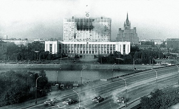 Російський президент Борис Єльцин наказав із танків розстріляти Будинок рад у Москві 4 жовтня 1993 року. Там перебували лідери опозиції, яка виступала проти реформ. Дім реконструювали за рік турецькі будівельники