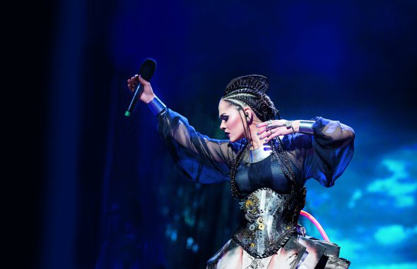 – Масова культура, реклама нас програмують, як поводитися, з ким спілкуватися, з ким спати, що вважати правильним, – каже вокалістка гурту The Hardkiss Юлія Саніна, 27 років. – У новій пісні ”Коханці” наголошую, що навіть наші відретушовані обличчя у відео – лише сценічні образи. Що слід залишатися собою, знаходити красу в індивідуальності