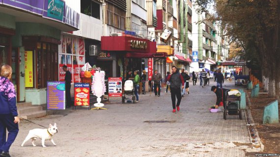 В окупований Арм'янськ після екологічної катастрофи повертаються діти. Надзвичайна подія сталася тут у ніч з 23 на 24 серпня. Імовірно, з кислотонакопичувача хімічного заводу поширилися випари, які отруїли повітря в місті. Окупаційна влада лише 4 вересня оголосила евакуацію. З міста вивезли дітей