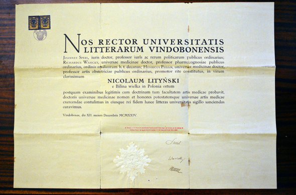 Диплом, виданий Миколі Літинському у віденському університеті. Написаний латинською мовою. Розміром 70 на 50 сантиметрів. 