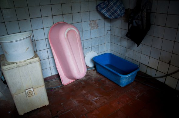 Гарячої води давно немає. Холодную гріють, миються в тазиках