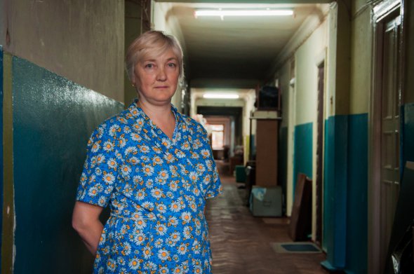 “Платим комуналку і прибудинкову, але вони такі платьожки гепають… 1,5 тисячі і більше. Самі зібрались - покрасили коє-как, самі зібрались - зробили кухню, поклали плитку. За свій рахунок. Київміськбуд-2 порозбивав на 1-му етажі поли: для чого, досі не можемо допитатися. Хотіли показати, шо воно в аварійному стані?”, - Катерина Гречкосій