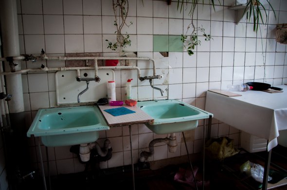 У Кличка стверджують, що вдіяти нічого не можуть, оскільки будинок - приватна власність. Пожильці, натомість, хочуть, щоб гуртожиток перейшов на баланс міста